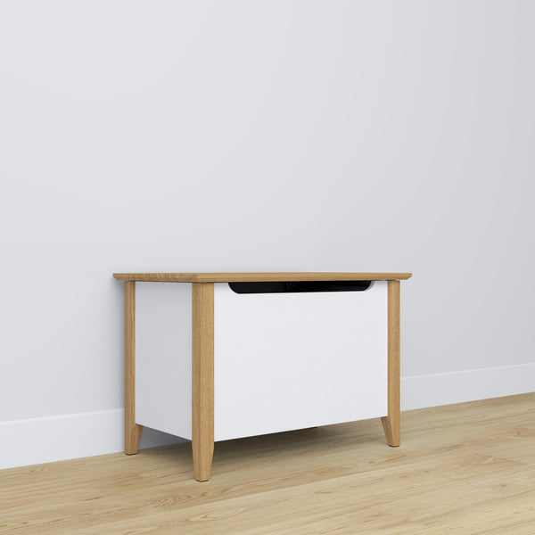 Chest white with oak – wooden, closed lid, front view, Nizio